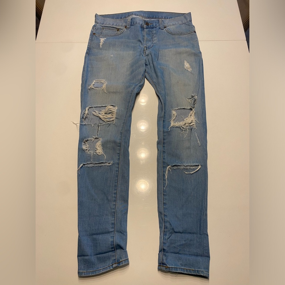 “Destroyed” jeans